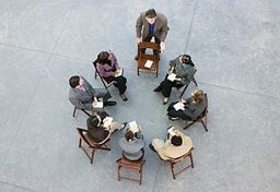 Teilnehmergruppe im Kreis